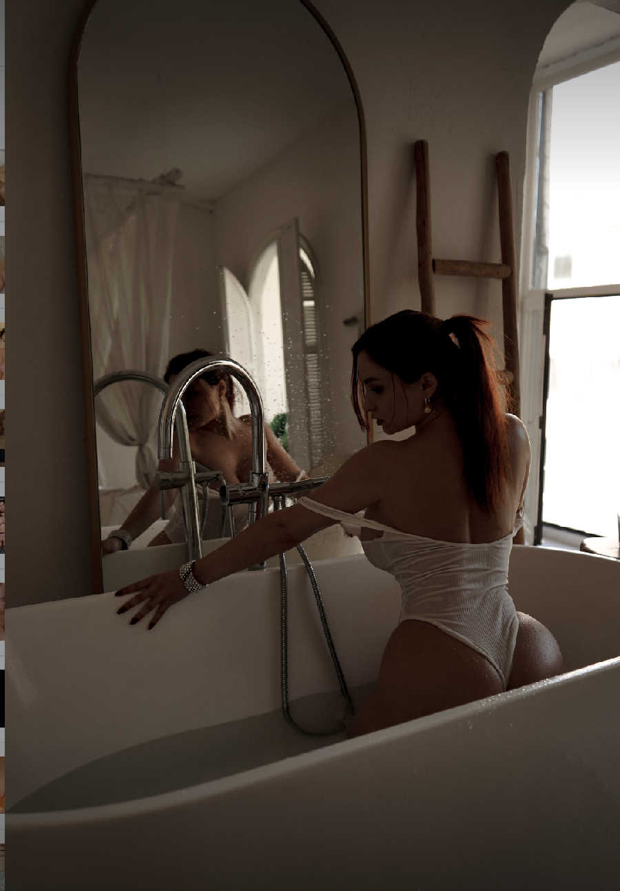 A playful frame from Miranda Faith nude — online in Jakarta