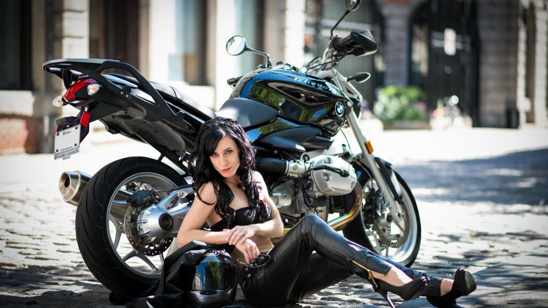 Fresh photos, fresh mood — European women on bikes online in Jakarta