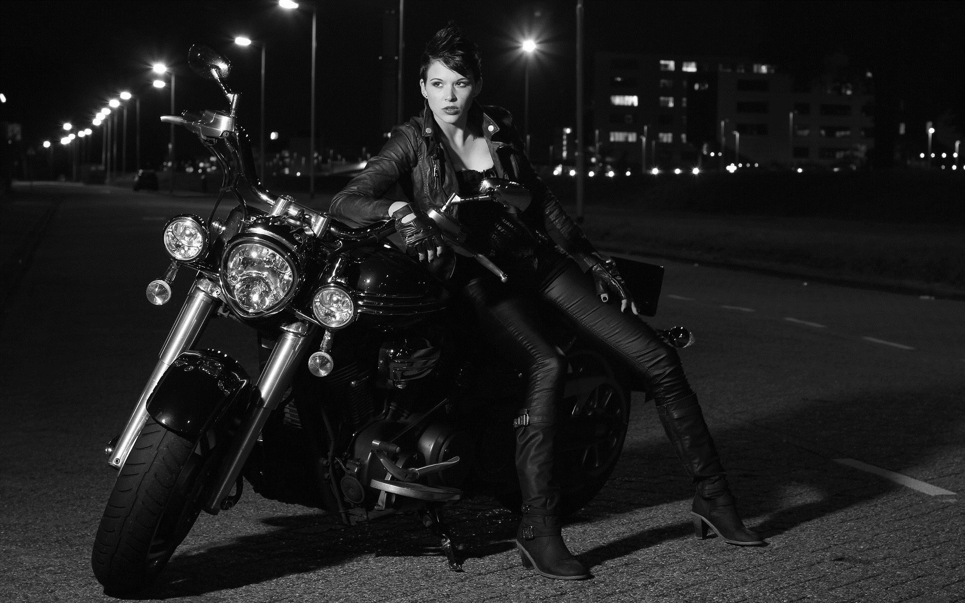 Photo Beautiful girls and motorcycles in Jakarta